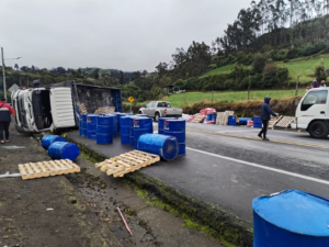 Un volcamiento de camión ocurrido la mañana del 14 de julio en el sector Puente de Mocha, sobre la carretera E35, dejó como saldo dos personas heridas. El hecho, registrado alrededor de las 08h00, movilizó a los servicios de emergencia locales.