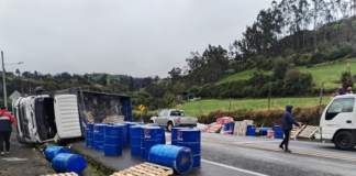 Un volcamiento de camión ocurrido la mañana del 14 de julio en el sector Puente de Mocha, sobre la carretera E35, dejó como saldo dos personas heridas. El hecho, registrado alrededor de las 08h00, movilizó a los servicios de emergencia locales.