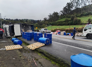 Un volcamiento de camión ocurrido la mañana del 14 de julio en el sector Puente de Mocha, sobre la carretera E35, dejó como saldo dos personas heridas. El hecho, registrado alrededor de las 08h00, movilizó a los servicios de emergencia locales.