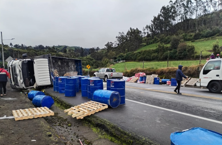 Un volcamiento de camión ocurrido la mañana del 14 de julio en el sector Puente de Mocha, sobre la carretera E35, dejó como saldo dos personas heridas. El hecho, registrado alrededor de las 08h00, movilizó a los servicios de emergencia locales.