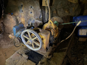 En una incursión estratégica desarrollada el 7 de julio, en los límites provinciales entre Cumandá (Chimborazo) y Chillanes (Bolívar), las fuerzas militares detectaron y desmantelaron tres bocaminas clandestinas que operaban sin control, poniendo en riesgo tanto el ecosistema como la seguridad de las comunidades aledañas.