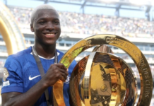 Moisés Caicedo sigue haciendo historia. El mediocampista ecuatoriano fue galardonado con el Balón de Bronce del Mundial de Clubes 2025, reconocimiento otorgado al tercer mejor jugador de la competición, gracias a su sobresaliente rendimiento con el Chelsea durante el torneo, especialmente en la final frente al Paris Saint-Germain.