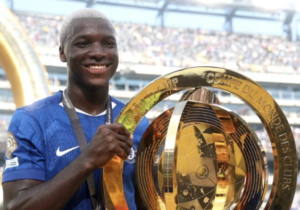 Moisés Caicedo sigue haciendo historia. El mediocampista ecuatoriano fue galardonado con el Balón de Bronce del Mundial de Clubes 2025, reconocimiento otorgado al tercer mejor jugador de la competición, gracias a su sobresaliente rendimiento con el Chelsea durante el torneo, especialmente en la final frente al Paris Saint-Germain.