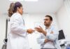 El sistema de salud pública en Ecuador vive una de sus crisis más severas. Las largas listas de espera, el desabastecimiento crónico de medicinas y la creciente insatisfacción con los servicios del Instituto Ecuatoriano de Seguridad Social (IESS) han encendido las alarmas de millones de ciudadanos.