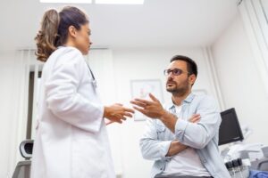 El sistema de salud pública en Ecuador vive una de sus crisis más severas. Las largas listas de espera, el desabastecimiento crónico de medicinas y la creciente insatisfacción con los servicios del Instituto Ecuatoriano de Seguridad Social (IESS) han encendido las alarmas de millones de ciudadanos.