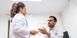 El sistema de salud pública en Ecuador vive una de sus crisis más severas. Las largas listas de espera, el desabastecimiento crónico de medicinas y la creciente insatisfacción con los servicios del Instituto Ecuatoriano de Seguridad Social (IESS) han encendido las alarmas de millones de ciudadanos.