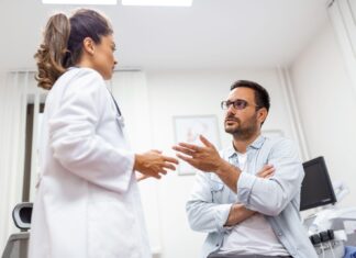 El sistema de salud pública en Ecuador vive una de sus crisis más severas. Las largas listas de espera, el desabastecimiento crónico de medicinas y la creciente insatisfacción con los servicios del Instituto Ecuatoriano de Seguridad Social (IESS) han encendido las alarmas de millones de ciudadanos.