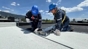 El verano es la temporada perfecta para realizar esas reparaciones pendientes en casa. El clima seco es ideal para realizar trabajos preventivos de impermeabilización y, así, evitar las filtraciones o goteras cuando vuelve la época de lluvia.