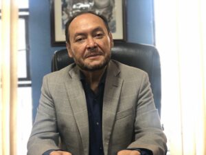 Luego de varios meses sin ejercer funciones, la salida de Patricio Lalama de la Gerencia General de la Empresa Eléctrica Riobamba S.A. será formalizada en una Junta General Extraordinaria de Accionistas, convocada para el viernes 1 de agosto a las 10h00 en la sede principal de la institución, ubicada en el centro de Riobamba.