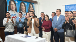 El debate sobre la equidad de género en la política ecuatoriana se reavivó tras la reciente aprobación de reformas al Código de la Democracia, que modifican disposiciones clave sobre la conformación de binomios presidenciales.