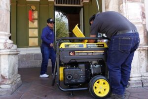 El Operador Nacional de Electricidad (Cenace) dispuso este miércoles, 2 de julio de 2025, la activación inmediata de grupos electrógenos de emergencia (GEE) en todo el país, como medida urgente frente a la salida de operación de varias centrales hidroeléctricas afectadas por las intensas lluvias en la región amazónica. La medida estará vigente hasta el viernes 4 de julio, a las 23:00