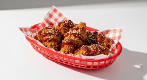 Cada 6 de julio se celebra el Día Latinoamericano del Pollo, una fecha que rinde homenaje a una de las proteínas más consumidas en el mundo, reconocida por su versatilidad, valor nutricional y presencia cotidiana en los hogares.