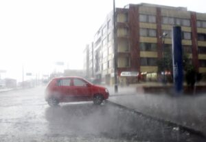 Con un promedio anual de 3.240 milímetros de precipitaciones, Colombia se posiciona como el país más lluvioso del mundo, superando a naciones tropicales como Indonesia, Papúa Nueva Guinea y Malasia. Esta cifra, respaldada por datos climatológicos internacionales, se explica por factores geográficos y atmosféricos únicos que confluyen en el territorio colombiano.