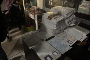 La Policía Nacional del Ecuador detuvo a un hombre en Guayaquil por operar un centro clandestino desde el que se falsificaban documentos de tránsito pertenecientes a agencias de 23 cantones del país, informaron las autoridades este jueves 10 de julio de 2025.El operativo tuvo lugar en una vivienda del distrito Portete, ubicada en las calles 35 y Callejón Parra.