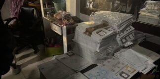 La Policía Nacional del Ecuador detuvo a un hombre en Guayaquil por operar un centro clandestino desde el que se falsificaban documentos de tránsito pertenecientes a agencias de 23 cantones del país, informaron las autoridades este jueves 10 de julio de 2025.El operativo tuvo lugar en una vivienda del distrito Portete, ubicada en las calles 35 y Callejón Parra.