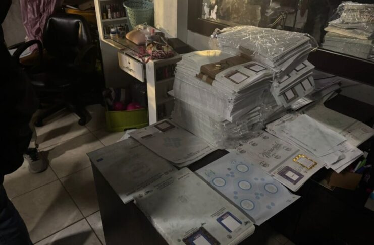 La Policía Nacional del Ecuador detuvo a un hombre en Guayaquil por operar un centro clandestino desde el que se falsificaban documentos de tránsito pertenecientes a agencias de 23 cantones del país, informaron las autoridades este jueves 10 de julio de 2025.El operativo tuvo lugar en una vivienda del distrito Portete, ubicada en las calles 35 y Callejón Parra.