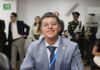 Dominique Serrano, de 19 años, actual asambleísta del movimiento ADN, fue captado realizando dibujos durante la sesión de la Comisión de Transparencia que evaluaba los contratos de la empresa Progen con Celec, cuyo incumplimiento provocó serios retrasos en el suministro de energía termoeléctrica para evitar apagones en la temporada de estiaje.