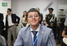 Dominique Serrano, de 19 años, actual asambleísta del movimiento ADN, fue captado realizando dibujos durante la sesión de la Comisión de Transparencia que evaluaba los contratos de la empresa Progen con Celec, cuyo incumplimiento provocó serios retrasos en el suministro de energía termoeléctrica para evitar apagones en la temporada de estiaje.