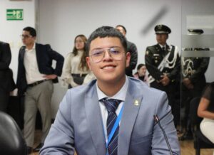 Dominique Serrano, de 19 años, actual asambleísta del movimiento ADN, fue captado realizando dibujos durante la sesión de la Comisión de Transparencia que evaluaba los contratos de la empresa Progen con Celec, cuyo incumplimiento provocó serios retrasos en el suministro de energía termoeléctrica para evitar apagones en la temporada de estiaje.