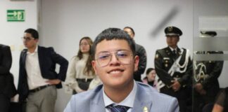Dominique Serrano, de 19 años, actual asambleísta del movimiento ADN, fue captado realizando dibujos durante la sesión de la Comisión de Transparencia que evaluaba los contratos de la empresa Progen con Celec, cuyo incumplimiento provocó serios retrasos en el suministro de energía termoeléctrica para evitar apagones en la temporada de estiaje.