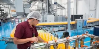 En Ecuador, el costo real de contratar legalmente a un trabajador puede ser entre un 40 % y un 45 % superior al salario que se le abona directamente. Este cálculo se basa en el salario básico unificado de $470 mensuales, vigente desde el 1 de enero de 2025.