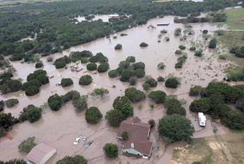 En los primeros días de julio de 2025, el centro y sur de Texas fueron azotados por lluvias intensas que provocaron inundaciones devastadoras en el Valle del Guadalupe. Desde la madrugada del 4 de julio, el río experimentó un aumento súbito de hasta 11 pulgadas (280 mm) de precipitación, lo que desencadenó avalanchas de agua que arrastraron viviendas, vehículos y atraparon a cientos de personas.