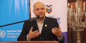 El ministro de Salud, Juan Bernardo Sánchez, anunció la separación de varios gerentes de hospitales públicos y presentó denuncias formales ante la Fiscalía General del Estado por presuntos actos de corrupción detectados en varias casas de salud del país.