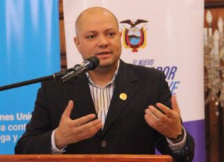 El ministro de Salud, Juan Bernardo Sánchez, anunció la separación de varios gerentes de hospitales públicos y presentó denuncias formales ante la Fiscalía General del Estado por presuntos actos de corrupción detectados en varias casas de salud del país.