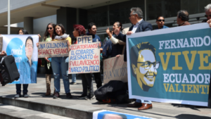 Este lunes 18 de agosto de 2025, la Fiscalía General del Estado de Ecuador solicitó al juez que preside el caso del asesinato del expolitico Fernando Villavicencio (conocido como “magnicidio FV”) convocar una audiencia formal para presentar cargos contra cuatro personas investigadas como posibles autores intelectuales del crimen. Entre ellas se encuentran Ronny Aleaga, Xavier Jordán, Daniel Salcedo y José Serrano.