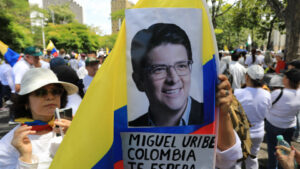 Miguel Uribe Turbay, senador colombiano de 39 años y aspirante a la presidencia, falleció en las primeras horas del lunes 11 de agosto de 2025, luego de haber sido hospitalizado desde el 7 de junio tras resultar gravemente herido en un atentado ocurrido en un parque de Bogotá.