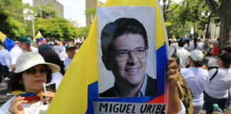 Miguel Uribe Turbay, senador colombiano de 39 años y aspirante a la presidencia, falleció en las primeras horas del lunes 11 de agosto de 2025, luego de haber sido hospitalizado desde el 7 de junio tras resultar gravemente herido en un atentado ocurrido en un parque de Bogotá.