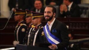 La Asamblea Legislativa, dominada por el partido oficialista Nuevas Ideas, aprobó en sesión exprés una reforma constitucional que permite la reelección presidencial indefinida, amplía el período de mandato a seis años y elimina la segunda vuelta electoral.