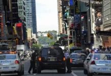En la madrugada del sábado 9 de agosto de 2025, alrededor de la 1:20 a. m., un altercado verbal en una de las zonas más transitadas de Nueva York derivó en un tiroteo en la intersección de la calle 44 y la Séptima Avenida, en Times Square. Un adolescente de 17 años fue detenido en el lugar tras los hechos.