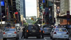 En la madrugada del sábado 9 de agosto de 2025, alrededor de la 1:20 a. m., un altercado verbal en una de las zonas más transitadas de Nueva York derivó en un tiroteo en la intersección de la calle 44 y la Séptima Avenida, en Times Square. Un adolescente de 17 años fue detenido en el lugar tras los hechos.