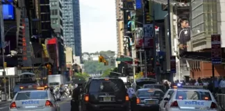 En la madrugada del sábado 9 de agosto de 2025, alrededor de la 1:20 a. m., un altercado verbal en una de las zonas más transitadas de Nueva York derivó en un tiroteo en la intersección de la calle 44 y la Séptima Avenida, en Times Square. Un adolescente de 17 años fue detenido en el lugar tras los hechos.