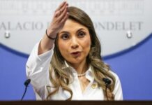 La vocera de la Presidencia, Carolina Jaramillo, rompió el silencio ante la confusión generada por rumores en redes sociales sobre un presunto aumento en las muertes neonatales en el Hospital Universitario de Guayaquil. Jaramillo aclaró que la cifra de “18 neonatos” corresponde únicamente al número de bebés que estaban internados en la Unidad de Cuidados Intensivos, y no a fallecimientos por una bacteria intrahospitalaria.