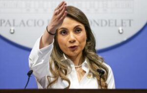 La vocera de la Presidencia, Carolina Jaramillo, rompió el silencio ante la confusión generada por rumores en redes sociales sobre un presunto aumento en las muertes neonatales en el Hospital Universitario de Guayaquil. Jaramillo aclaró que la cifra de “18 neonatos” corresponde únicamente al número de bebés que estaban internados en la Unidad de Cuidados Intensivos, y no a fallecimientos por una bacteria intrahospitalaria.