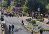 Este martes 12 de agosto, Quito se vio envuelta en una jornada de alta tensión mientras se desarrollaba una marcha liderada por el presidente Daniel Noboa hacia la Corte Constitucional. A lo largo del recorrido, se colocaron al menos tres vallas que exhibían los rostros de los nueve jueces constitucionales junto con la frase: “Estos son los jueces que nos están robando la paz. Firmaron contra leyes que nos protegían”.