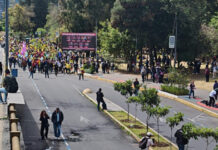 Este martes 12 de agosto, Quito se vio envuelta en una jornada de alta tensión mientras se desarrollaba una marcha liderada por el presidente Daniel Noboa hacia la Corte Constitucional. A lo largo del recorrido, se colocaron al menos tres vallas que exhibían los rostros de los nueve jueces constitucionales junto con la frase: “Estos son los jueces que nos están robando la paz. Firmaron contra leyes que nos protegían”.