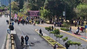 Este martes 12 de agosto, Quito se vio envuelta en una jornada de alta tensión mientras se desarrollaba una marcha liderada por el presidente Daniel Noboa hacia la Corte Constitucional. A lo largo del recorrido, se colocaron al menos tres vallas que exhibían los rostros de los nueve jueces constitucionales junto con la frase: “Estos son los jueces que nos están robando la paz. Firmaron contra leyes que nos protegían”.