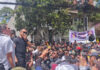 El presidente Daniel Noboa lideró este martes una marcha hacia la Corte Constitucional en rechazo a la suspensión temporal de 17 artículos de tres leyes clave: Inteligencia, Integridad Pública y Solidaridad Nacional.