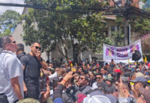 El presidente Daniel Noboa lideró este martes una marcha hacia la Corte Constitucional en rechazo a la suspensión temporal de 17 artículos de tres leyes clave: Inteligencia, Integridad Pública y Solidaridad Nacional.