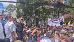 El presidente Daniel Noboa lideró este martes una marcha hacia la Corte Constitucional en rechazo a la suspensión temporal de 17 artículos de tres leyes clave: Inteligencia, Integridad Pública y Solidaridad Nacional.
