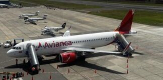 El gobierno del presidente Daniel Noboa, a través del Decreto Ejecutivo 83, suprimió el subsidio del 40 % aplicado al combustible Jet A1 en aeropuertos operados por la Dirección General de Aviación Civil (DGAC) y alcaldías, como los de Manta, Cuenca, Loja, Santa Rosa y Coca. Esta medida no se aplica a Quito ni Guayaquil, que son terminales concesionadas y no contaban con ese beneficio