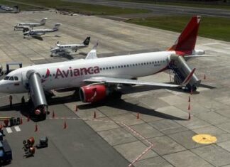 El gobierno del presidente Daniel Noboa, a través del Decreto Ejecutivo 83, suprimió el subsidio del 40 % aplicado al combustible Jet A1 en aeropuertos operados por la Dirección General de Aviación Civil (DGAC) y alcaldías, como los de Manta, Cuenca, Loja, Santa Rosa y Coca. Esta medida no se aplica a Quito ni Guayaquil, que son terminales concesionadas y no contaban con ese beneficio
