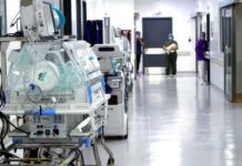 El presidente Daniel Noboa firmó el 19 de agosto de 2025 el Decreto Ejecutivo No. 108, estableciendo el Comité Nacional de Salud Pública con el objetivo de enfrentar la crisis que afecta a los hospitales públicos del país.