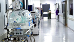 El presidente Daniel Noboa firmó el 19 de agosto de 2025 el Decreto Ejecutivo No. 108, estableciendo el Comité Nacional de Salud Pública con el objetivo de enfrentar la crisis que afecta a los hospitales públicos del país.