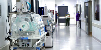 El presidente Daniel Noboa firmó el 19 de agosto de 2025 el Decreto Ejecutivo No. 108, estableciendo el Comité Nacional de Salud Pública con el objetivo de enfrentar la crisis que afecta a los hospitales públicos del país.