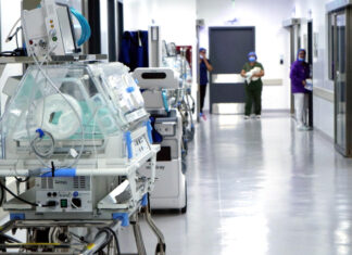 El presidente Daniel Noboa firmó el 19 de agosto de 2025 el Decreto Ejecutivo No. 108, estableciendo el Comité Nacional de Salud Pública con el objetivo de enfrentar la crisis que afecta a los hospitales públicos del país.