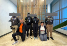 Este 21 de agosto de 2025, el gobierno ecuatoriano entregó a las autoridades de Estados Unidos a los narcotraficantes conocidos como “Llanero” (Omar Auseno B.) y “Nirama” (Nirama Chávez G.). Ambos enfrentan en Miami cargos por conspiración para distribuir cocaína, acusación formulada en diciembre de 2017, y desde principios de 2018 eran buscados como fugitivos.